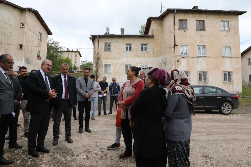 Elazığ Valisi Toraman evleri yağıştan etkilenen vatandaşları ziyaret etti 