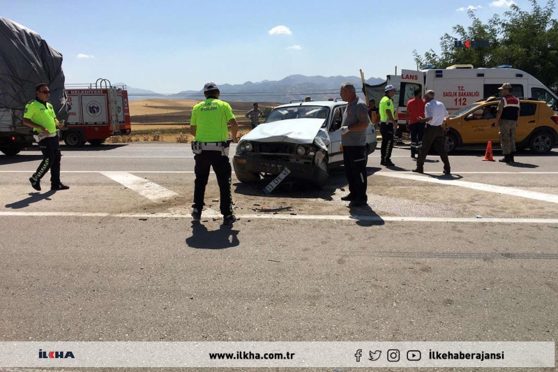 Kovancılar`da ana yola kontrolsüz çıkan otomobil kaza yaptı: 5 yaralı 