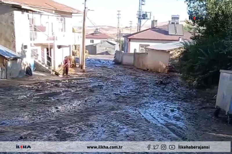 Kovancılar`da Barajın ana sulama borusu patlayınca köyü su bastı