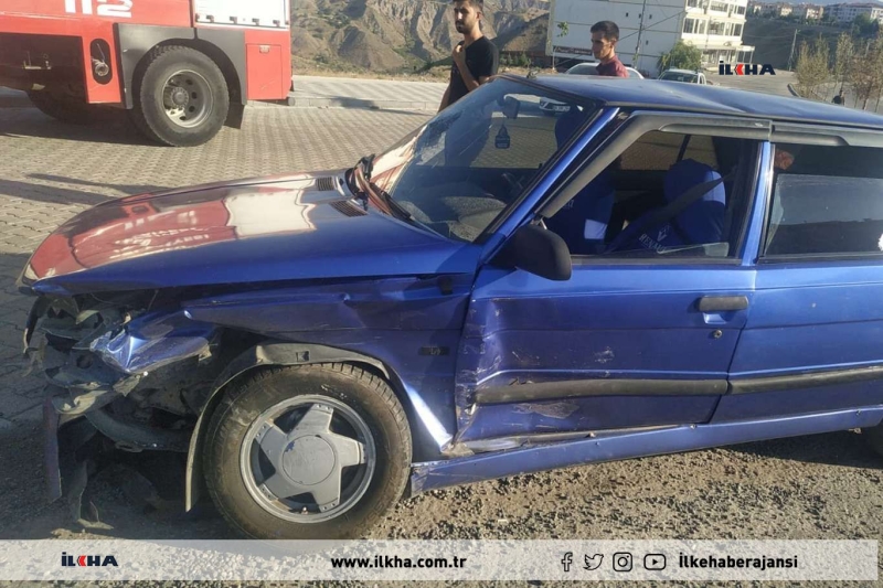 Palu`da İki otomobilin çarpıştığı kazada 1 kişi yaralandı 